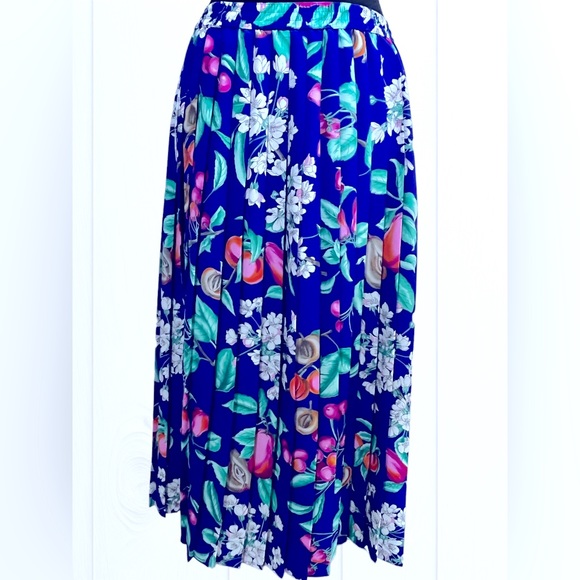 Alfred Dunner Vintage Floral and Fruit Print Skirt in Size 12 - Picture 2 of 6